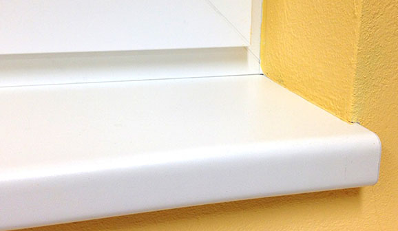 A fehér műanyag ablakpárkány a legtöbb homlokzat szín méltó kiegészítője
